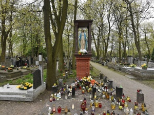 Koronawirus. Warszawski Cmentarz Bródzieński zamknięty dla odwiedzających