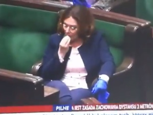 [WIDEO] Sejm. Epidemia koronawirusa. MKB zdejmuje rękawiczkę, zjada cukierka, zakłada rękawiczkę...