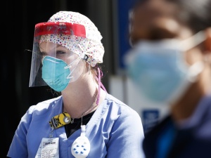 „Byli zupełnie zdrowi, a lądują na respiratorze”. Dramatyczna relacja polskiej lekarki z Nowego Jorku