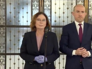 [video] Budka szepce MKB odpowiedzi. Rybicki: Bronisław Komorowski miał jednak dyskretniejszą suflerkę
