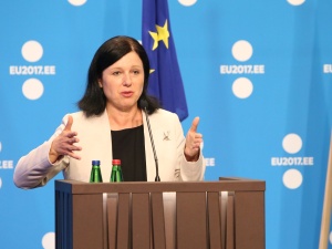 Wiceprzewodnicząca KE: Bruksela zaniepokojona działaniami polskich władz. Chodzi o wybory