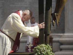 Papież Franciszek: ukrzyżowani doby pandemii to lekarze, pielęgniarki, zakonnice, księża