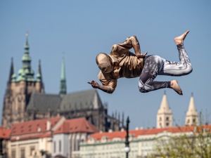 Nago, ale w maseczce. Czechy łagodzą zakazy związane z pandemią, ale wciąż nakazują noszenie masek