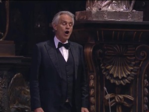 [video] "Muzyka dla nadziei". Andrea Bocelli śpiewa na Wielkanoc w pustej katedrze w Mediolanie