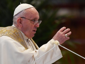 Papież Franciszek modli się o znalezienie drogi do wyjścia z pandemii