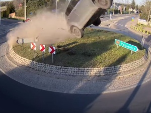 [video] Szokujący wypadek w Rąbieniu. Samochód na rondzie wystrzelił w powietrze i przeleciał… 64 metry!