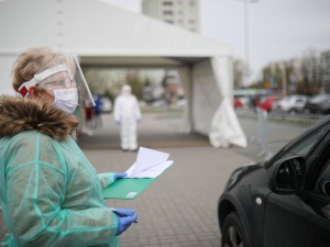 "W Polsce jest 15-17 tys. osób zarażających innych koronawirusem". Niepokojące słowa posła Porozumienia