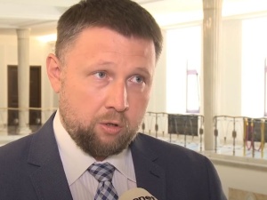 Opozycja grozi Szumowskiemu prokuraturą. Kierwiński: "Okazał się politykiem PiS ze złamanym kręgosłupem"