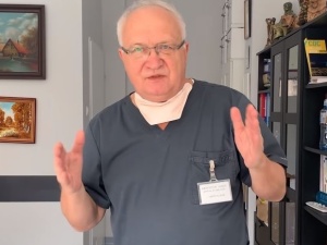 Prof. Krzysztof Simon: Za 2-3 dni otrzymamy lek, który ma działać bezpośrednio na koronawirusa