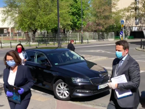 [WIDEO] Kierowca Kidawy-Błońskiej przyłapany na łamaniu przepisów. TVP info publikuje nagranie