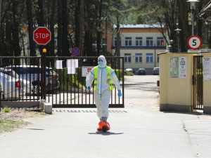 Zmarło kolejne 19 osób zakażonych koronawirusem. Wśród nich 35-letni mężczyzna
