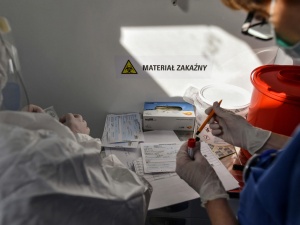 248 nowych zakażeń. MZ tłumaczy: Trzy ogniska spowodowały wzrost zachorowań