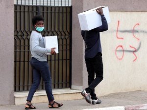 Imigranci płacili za transport do UE, teraz płacą za możliwość ucieczki z ogarniętej epidemią Hiszpanii