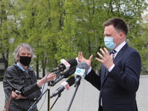 "O to im chodzi. Żebyśmy uciekli". Szymon Hołownia zapowiada, że "nie zejdzie z pola walki"