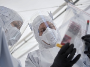 Wzrasta liczba ofiar COVID-19. Nowy raport Ministerstwa Zdrowia