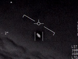 "Cholernie ciekawy materiał, zastanawiam się...". Trump o nagraniach z UFO