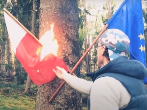 [video] Święto flagi. Działacz LGBT spalił polską flagę
