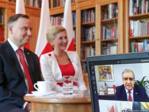 Z okazji Dnia Flagi prezydent z małżonką wzięli udział w wideokonferencji z przedstawicielami Polonii