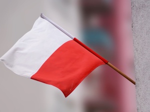 Podpalił flagę Polski. Teraz zajmie się nim prokuratura