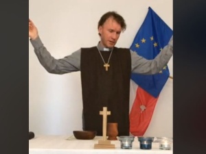 [video] Spalił flagę, teraz profanuje Mszę Św. Kolejna prowokacja aktywisty LGBT