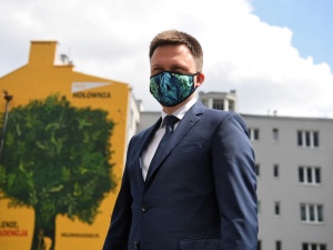 "Walą we mnie, bo stałem się realnym zagrożeniem". Hołownia twierdzi, że stał się celem ataków