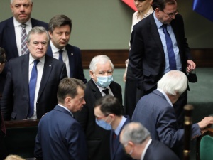 "Die Zeit": "Młoda polska demokracja stacza się na skraj kryzysu państwowego"