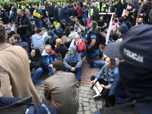 Policjanci zatrzymali prewencyjnie wszystkie osoby, które protestowały przed KPRM