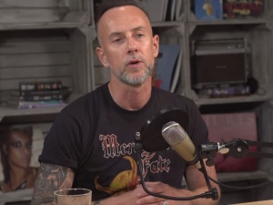 Nergal nosi maseczkę z... logo PiS. Wulgarny przekaz celebryty