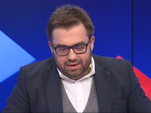 "Zaraz usłyszymy, że "polskie obozy" są OK, bo napędzają nam turystykę". Oburzenie po wpadce Onetu