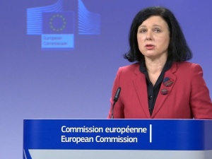 Vera Jourova o Polsce w niemieckich mediach: "KE jest czujna, ale obywatele sami muszą się bronić"