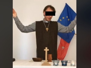 Sławomir K. usłyszał dziś zarzuty m.in. trzykrotnego spalenia flagi Polski