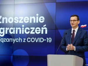 Kolejny etap odmrażania gospodarki. Premier podał datę otwarcia zakładów fryzjerskich i restauracji