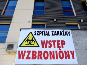 Zmarło kolejne 15 osób zakażonych koronawirusem. Nowy raport Ministerstwa Zdrowia