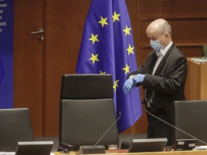 Holandia zgłasza problemy z maseczkami z unijnej dostawy. "Będziemy śledzić tę sprawę"