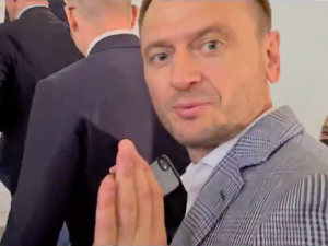 [WIDEO] "Panie pośle proszę mnie nie przepychać". Politycy PO uciekają przed pytaniami dziennikarzy
