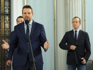"Kochani warszawiacy, wiem, ze część z was rozczarowała moja decyzja..." tłumaczy się Trzaskowski