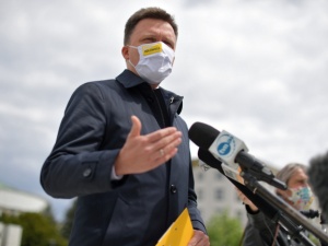 Ostre starcie Hołowni z PO: "Kiedy wy wisieliście na pluszowych krzyżach, my robiliśmy realne rzeczy"