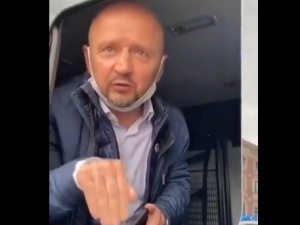 [VIDEO] Senator Jacek Bury okupuje radiowóz. "Nie wyjdę, dopóki dowódca się nie zamelduje tutaj"