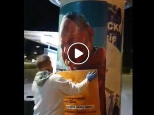 [video] "Gwałcą dzieci". Były dziennikarz Superstacji niszczy plakat z Janem Pawłem II