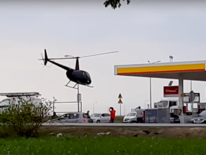 [WIDEO] Helikopter wylądował... na stacji benzynowej. "Pilot zatankował i wystartował"