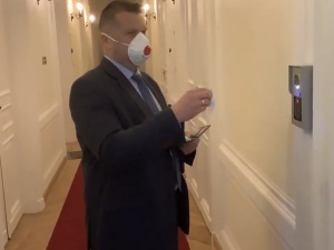 [video] "Przedsiębiorcy czekają na pieniądze a prezydenta nie ma". Posłowie PiS w biurze Trzaskowskiego