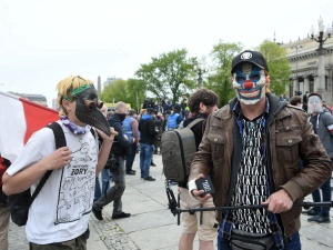 Warszawa: Na placu Defilad zbierają się uczestnicy strajku przedsiębiorców