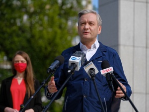 "I tak będziemy wychodzić na ulicę". Biedroń apeluje do premiera