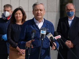 "W tej chwili nie widzę potrzeby zmiany kandydata". Czarzasty o fatalnych wynikach sondażowych Biedronia