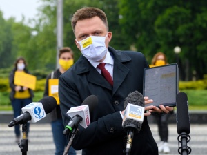 "Nie jest prezydentem Polaków". Hołownia atakuje Andrzeja Dudę po wyborze Manowskiej na I prezes SN