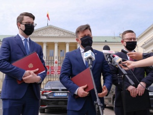 Warszawa: Ministrowie weszli do ratusza. "Apeluję do prezydenta Trzaskowskiego, aby wrócił do obowiązków"