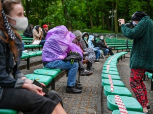 Obowiązek noszenia maseczek częściowo zniesiony. Poznaj szczegóły czwartego etapu znoszenia obostrzeń