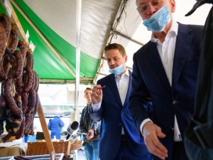 Żebro z dzika i polędwica z jelenia. Czym odżywia się Rafał Trzaskowski w czasie kampanii wyborczej?