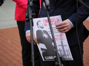 "Zapasowe kluczyki mieli?" Sobolewski o "nielegalnym" zawieszeniu plakatów na wiatach przystankowych