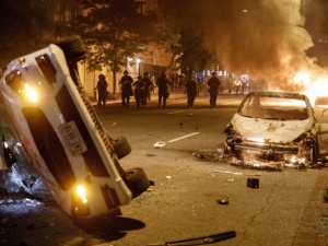 W USA lewaccy bojówkarze szabrują sklepy i biją ludzi, u nas rzecznik SLD pyta jak się zapisać do Antify
